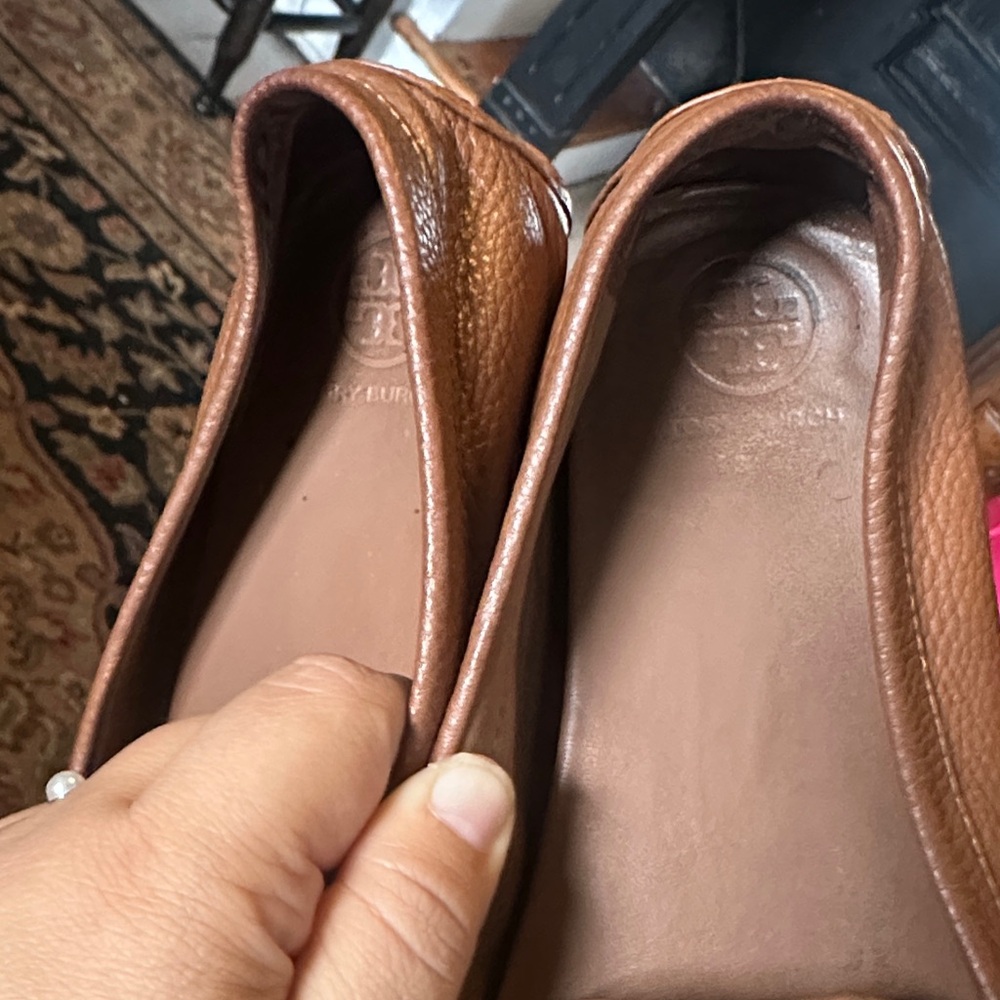 Tory Burch everly tan Leather Loafers with Gold Logo - Picture 10 of 15